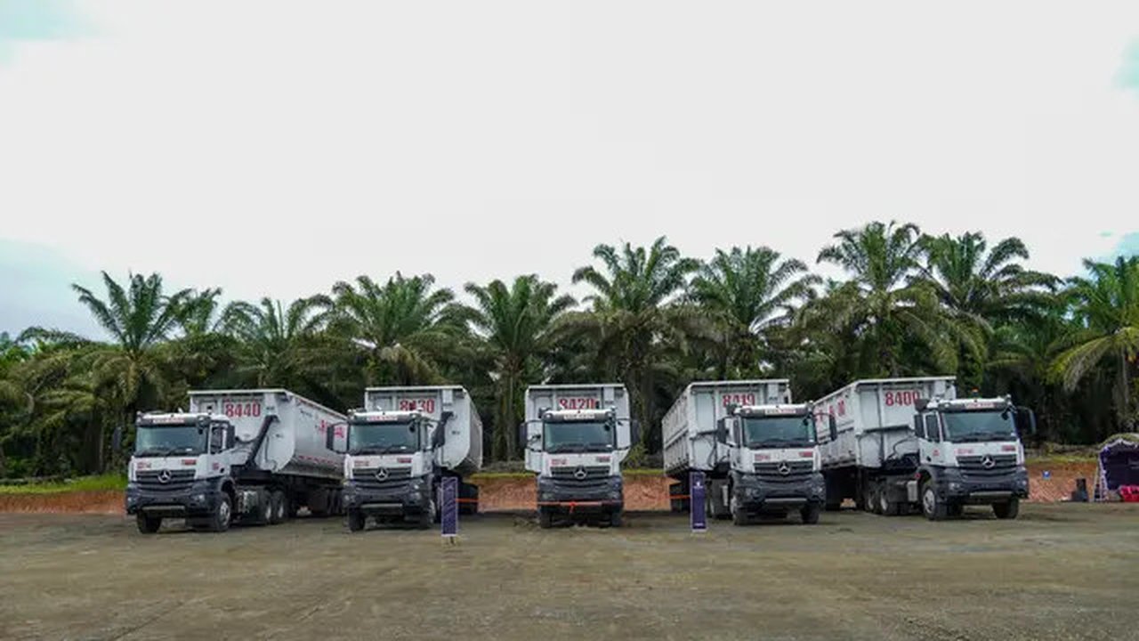 Serah Terima 5 Unit Mercedes-Bez Truck Actross 4048 S untuk Sektor Pertambangan (ist)