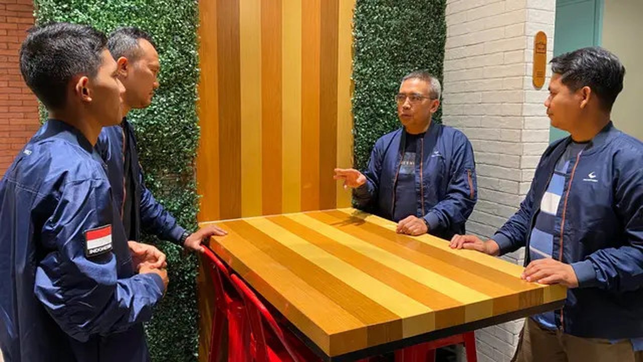Herry C. T, Manager Technical Training Dept. PT Astra Honda Motor (kedua dari kanan) memberikan wejangan kepada mekanik AHASS yang mengikuti Honda Asia & Oceania Motorcycle Technician Skill C