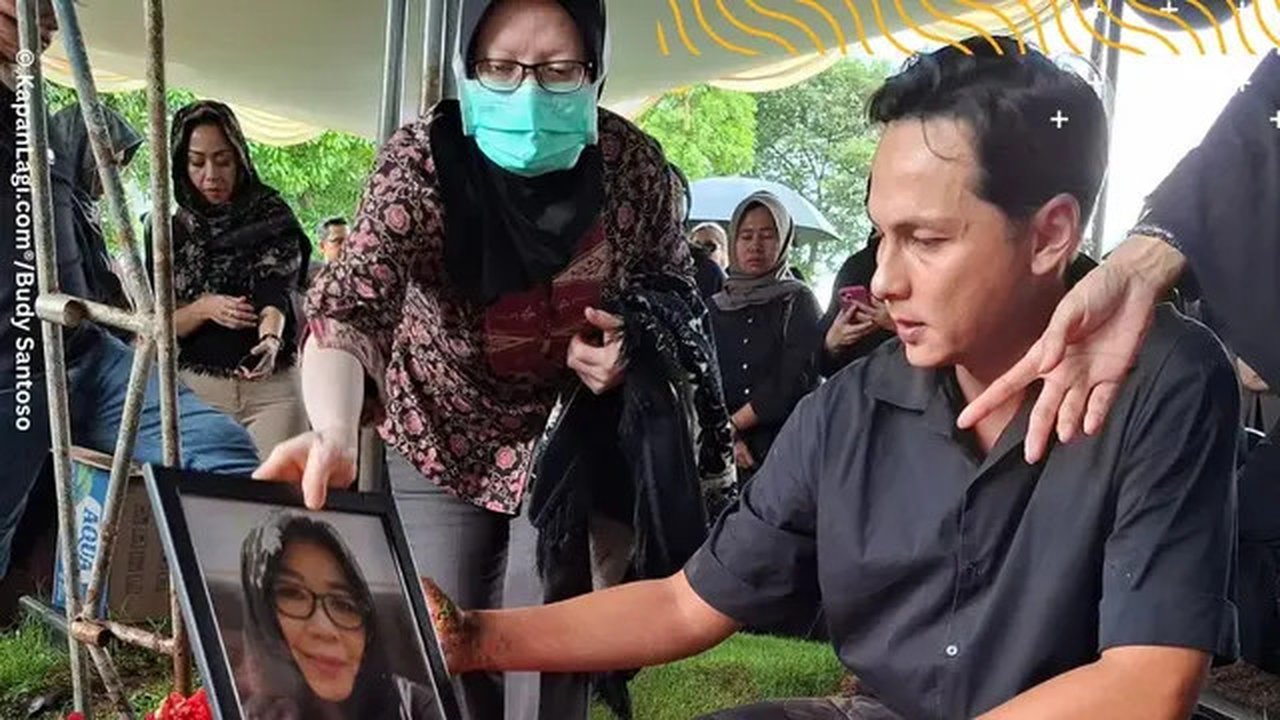 Pemakaman Ibu Ussy Sulistiawaty, Andhika Antar Mertua ke Liang Lahat (Sumber:Kapanlagi.com/Budy Santoso)