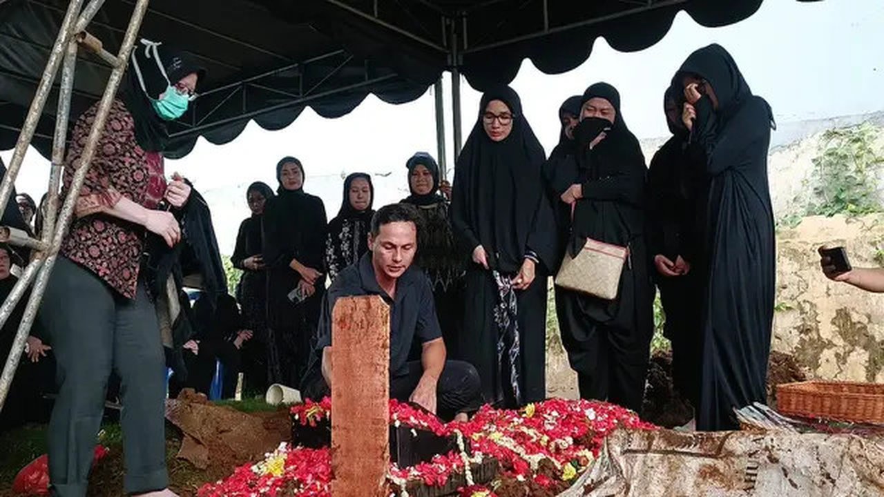 Andhika Pratama di pemakaman Nilla Rosita ibunda Ussy Sulistiawaty. (Dok. via M. Altaf Jauhar)