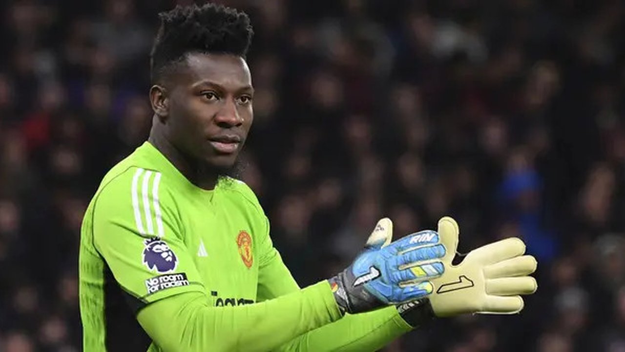 Kiper Manchester United, Andre Onana saat menghadapi Wolverhampton Wanderers pada laga pekan ke-22 Premier League 2023/2024 di Molineux Stadium, Wolverhampton, Kamis (1/2/2024). (AP Photo/