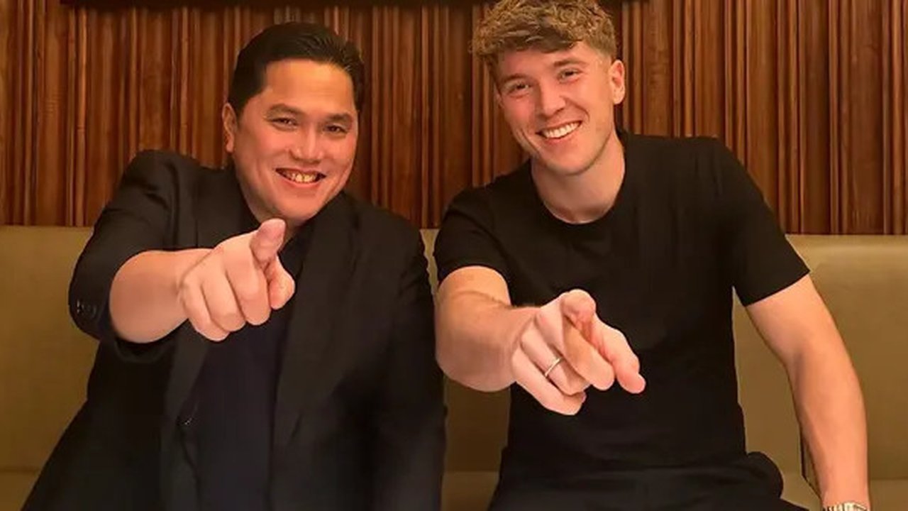 Ketua PSSI, Erick Thohir bersama striker FC Utrecht, Ole Romeny. (Bola.com/Dok.X Erick Thohir).