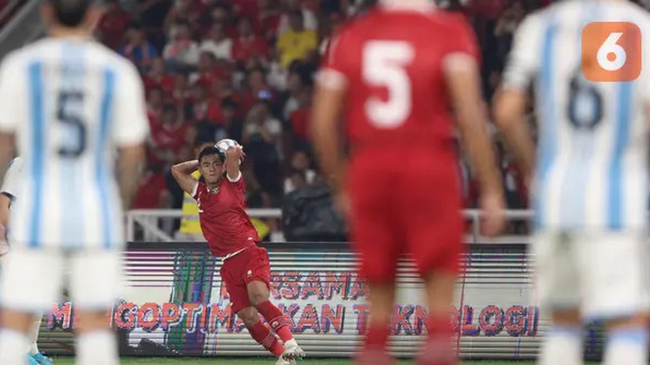 Pemain Timnas Indonesia, Pratama Arhan (tengah), melakukan lemparan bola kedalam saat pertandingan FIFA Matchday 2023 melawan Timnas Argentina di Stadion Utama Gelora Bung Karno,