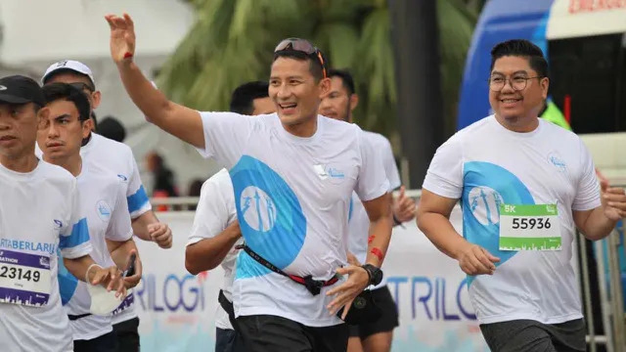 Menteri Pariwista dan Ekonomi Kreatif Republik Indonesia (Menparekraf RI), Sandiaga Salahuddin Uno mengikuti Jakarta Marathon 2022 di Plaza Utara Gelora Bung Karno, Senayan, Jakarta, Mingg
