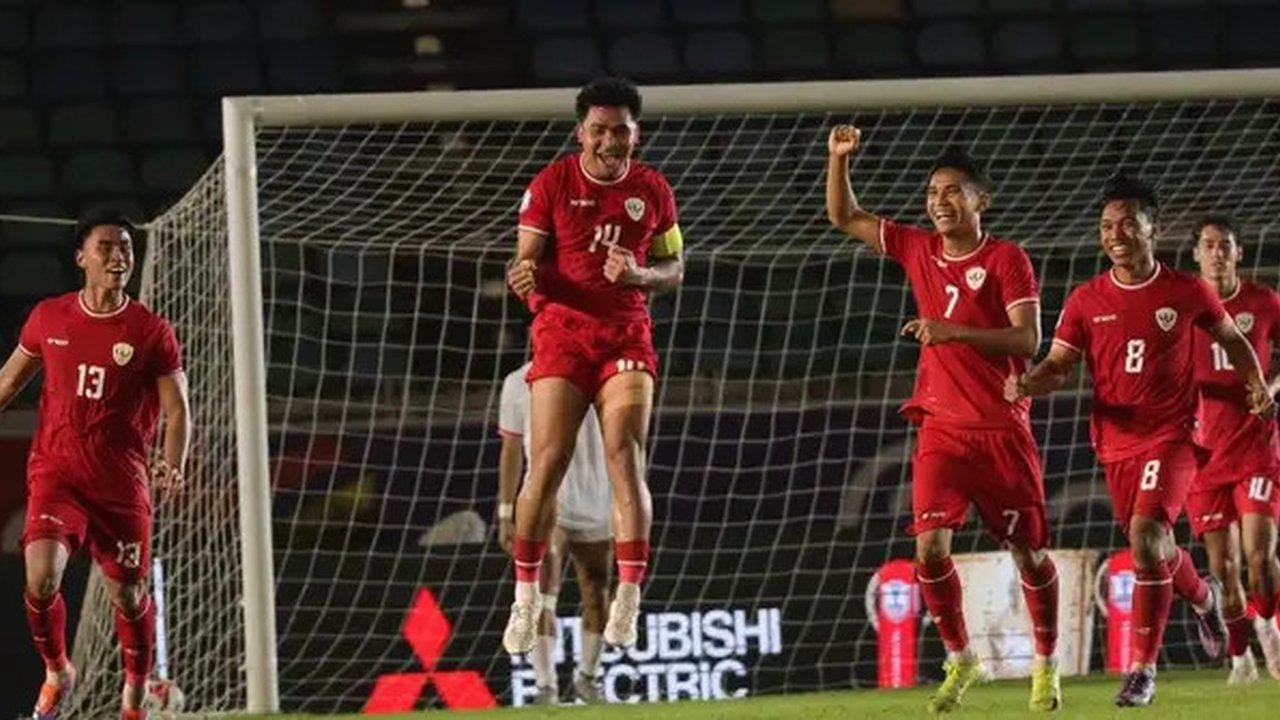 Timnas Indonesia merayakan gol Asnawi Mangkualam saat melawan Myanmar di laga pertama Grup B Piala AFF 2024 di Stadion Thuwunna, Yangon, Senin (9/12/2024). Indonesia menang 1-0. (Bola.com/