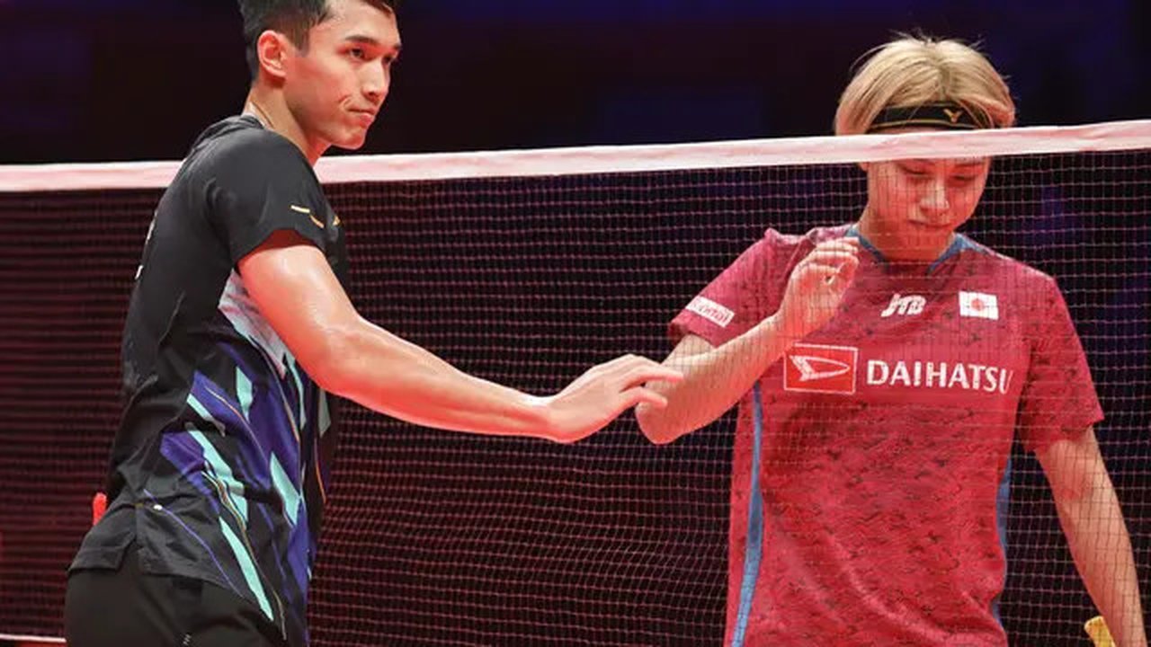 Tunggal putra Indonesia Jonatan Christie menumbangkan Kodai Naraoka dari Jepang pada pertandingan kedua Grup B BWF World Tour Finals 2024. Jojo menang  21-12 dan 21-11 di&nb