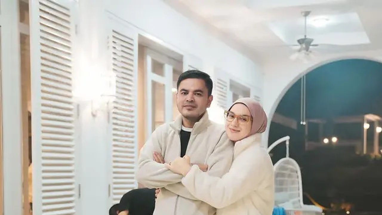 Irish tampak serasi dengan suaminya yang juga mengenakan jaket berwarna serupa. Keduanya tampak menikmati momen bersama dengan suasana yang sederhana namun hangat. (Liputan6.com/IG/@haldy_sab