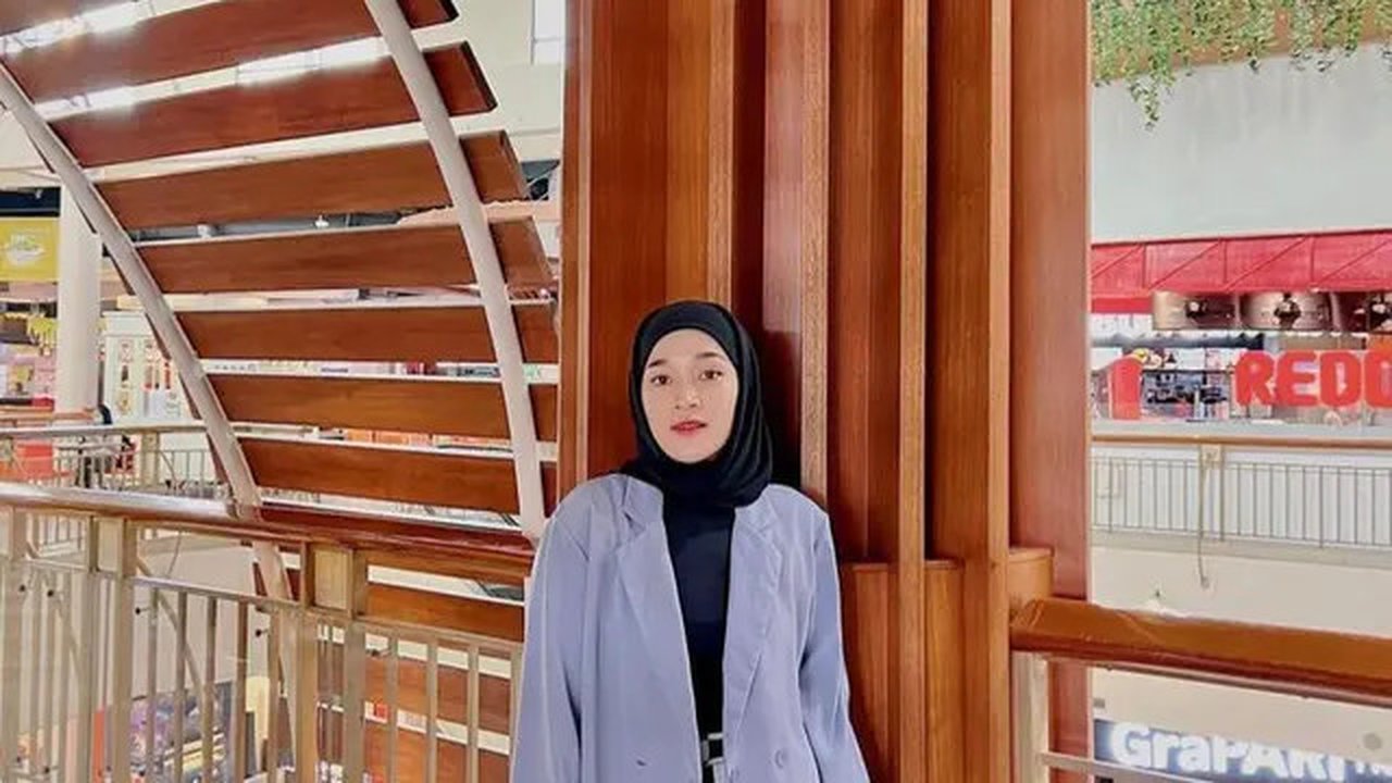 Mulai dari Dinda Hauw hingga Citra Kirana, berikut OOTD blazer casual hijab yang bisa jadi inspirasi.@ayudiac.