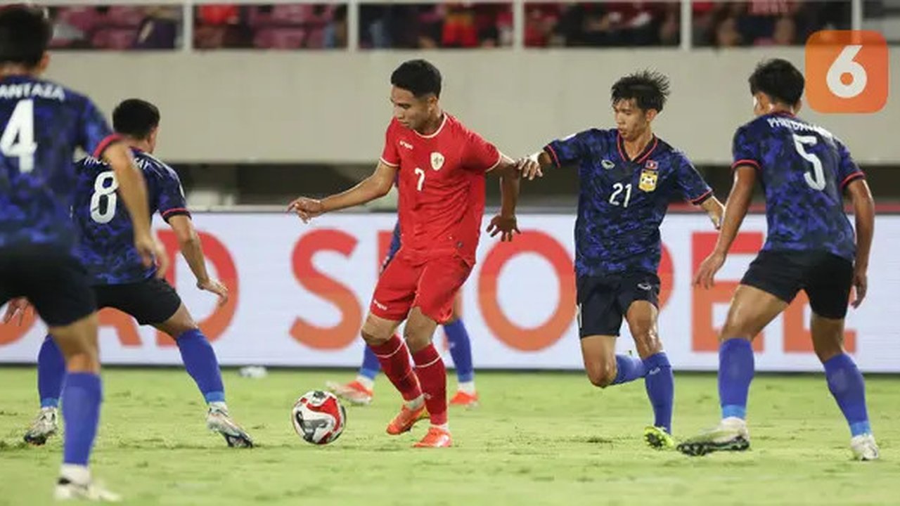 Pemain Timnas Indonesia, Marselino Ferdinan berusaha melewati sejumlah pemain Laos pada laga lanjutan Grup B Piala AFF 2024 di Stadion Manahan, Solo, Jawa Tengah, Kamis (12/12/2024). (Bola