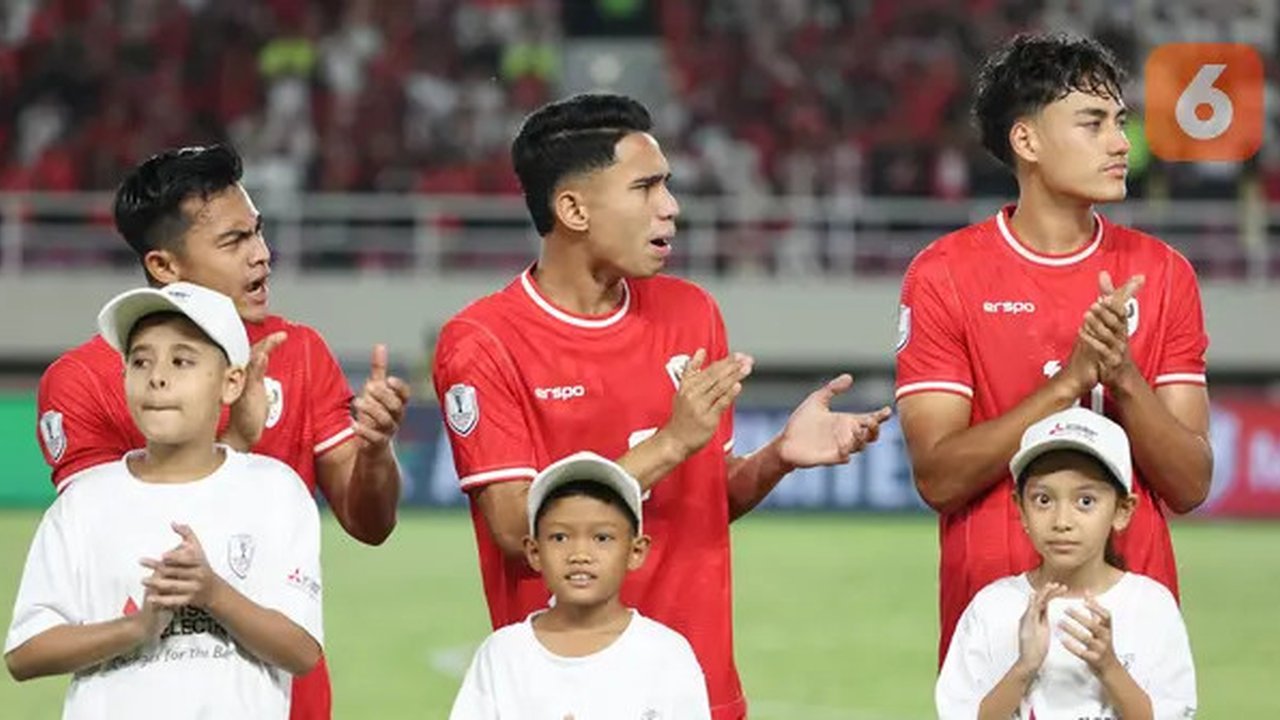 Pemain Timnas Indonesia, Pratama Arhan, Marselino Ferdinan, dan Rafael Struick saat laga lanjutan Grup B Piala AFF 2024 melawan Laos di Stadion Manahan, Solo, Jawa Tengah, Kamis (12/1