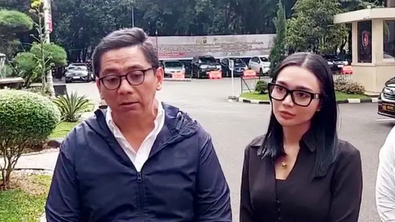 Wika Salim dan Sandy Arifin di Polda Metro Jaya, Rabu (4/12/2024). (Dok. via M. Altaf Jauhar)