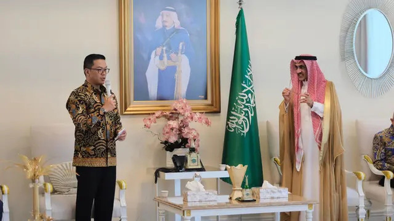 Menteri Luar Negeri (Menlu) RI Sugiono (kiri) dan Duta Besar Arab Saudi untuk Indonesia Faisal bin Abdullah Amodi (kanan) dalam acara makan siang di kediaman dubes di Jakarta, Rabu (11/12/202