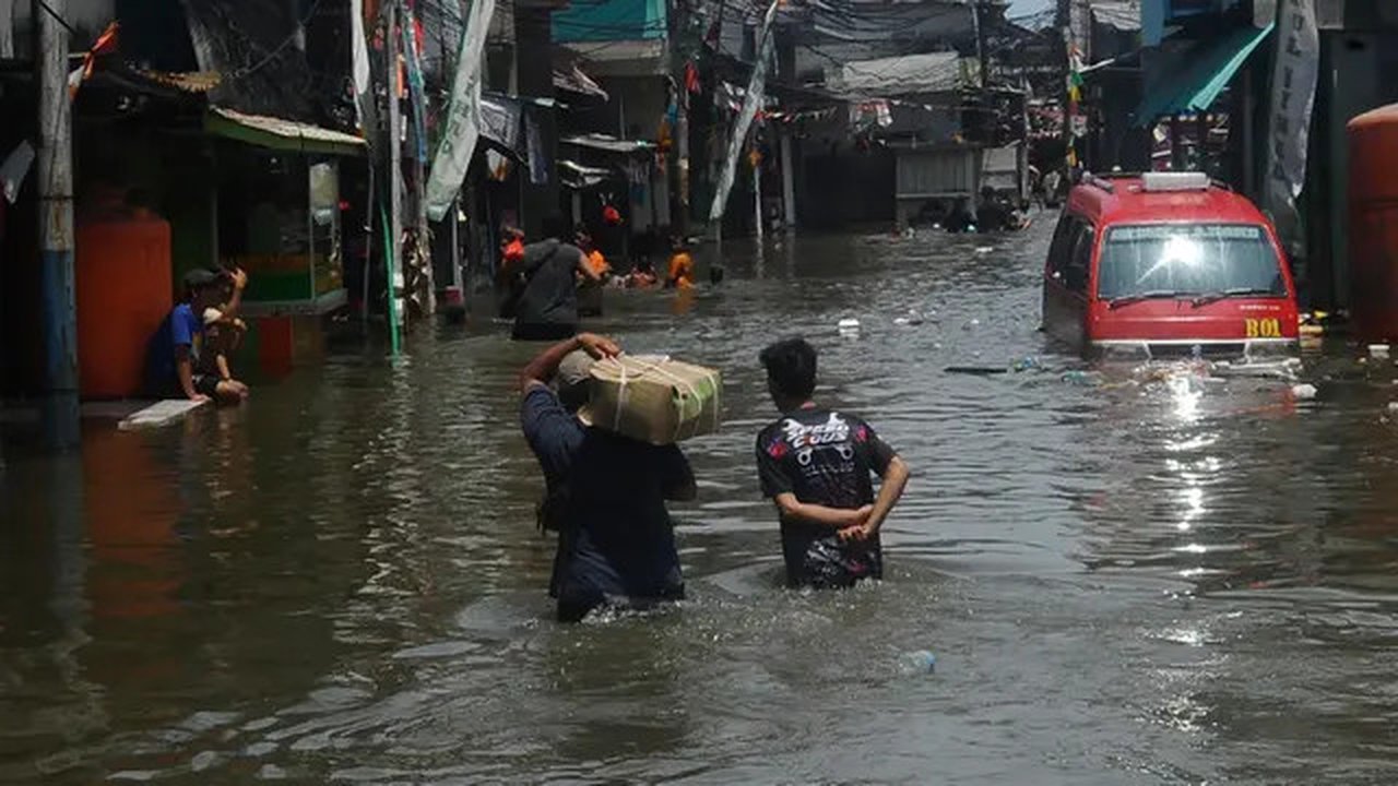 Dalam beberapa hari terakhir, kawasan pesisir Jakarta Utara seperti Muara Angke dan Muara Baru terkena musibah banjir rob. (merdeka.com/Arie Basuki)