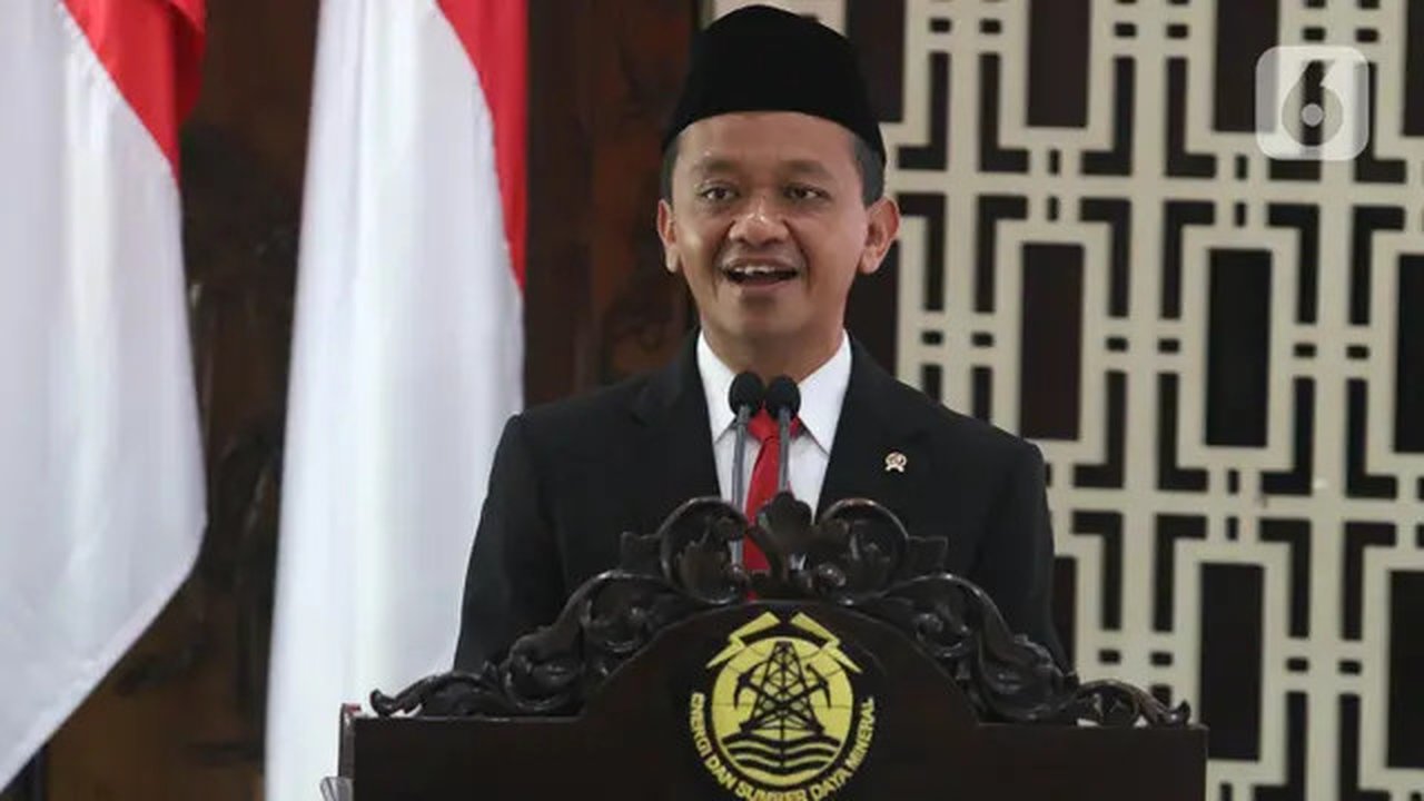 Menteri Energi dan Sumber Daya Mineral (ESDM) yang baru Bahlil Lahadalia saat acara serah terima jabatan Menteri ESDM di Kantor Kementerian ESDM, Jakarta, Senin (19/8/2024). (merdeka.com/Arie
