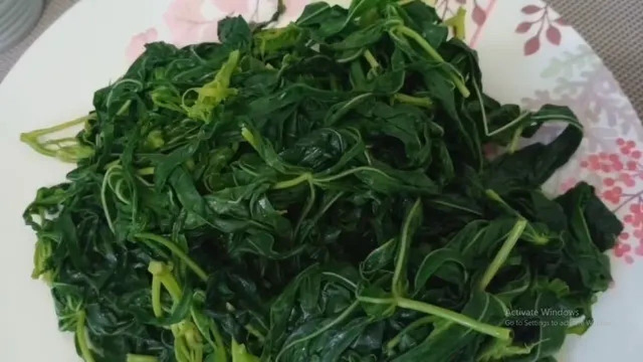 Tanpa Baking Soda, Ini Cara Cepat Rebus Daun Singkong Agar Tetap Hijau dan Empuk (YouTube/Nak Kusuka)