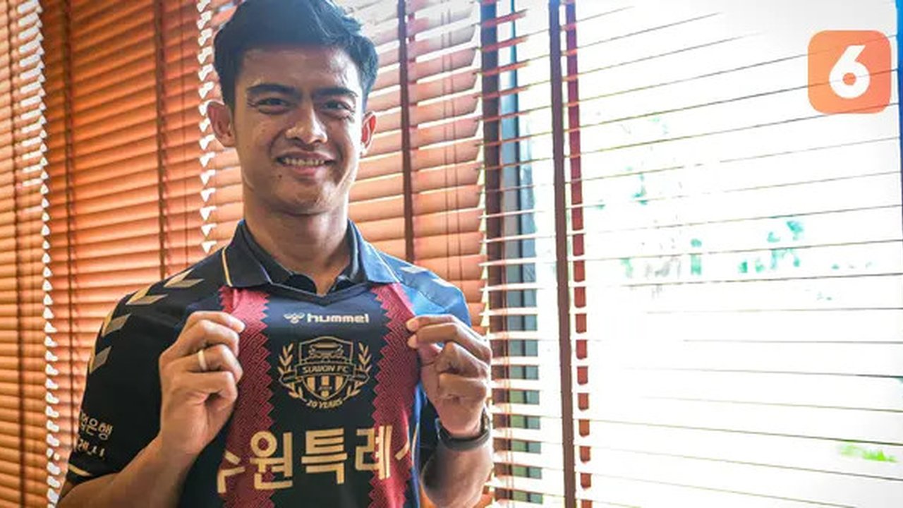 Pratama Arhan berpose di depan fotografer setelah perkenalan pemain baru Suwon FC yang berlangsung di Hotel Sultan, Jakarta, Kamis (15/02/2024) WIB. (Bola.com/Bagaskara Lazuardi)