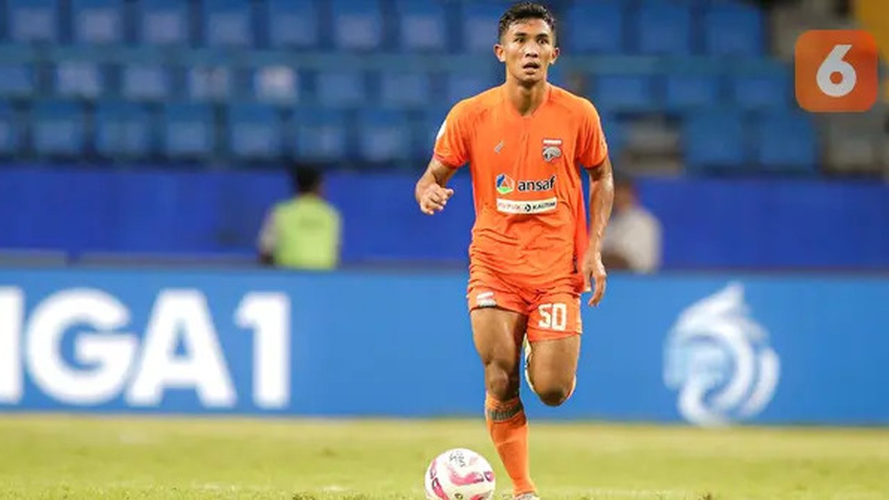 Pemain Borneo FC, Rivaldo Eneiro Pakpahan menguasai bola saat menghadapi Madura United pada laga leg kedua semifinal Championship Series BRI Liga 1 2023/2024 di Stadion Batakan, Balikpapan