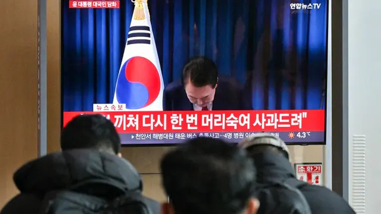 Berdasarkan konstitusi, Perdana Menteri Han Duck-soo, yang ditunjuk oleh Yoon, menjadi penjabat presiden, sementara Yoon tetap menjabat tetapi dengan kewenangan presidensialnya ditangguhkan.