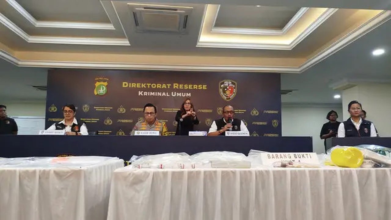 Polisi menangkap dan menetapkan tersangka Ria Agustina (33) selaku pemilik Tabib Kecantikan Ria Beauty. (Liputan6.com/Ady Anugrahadi)