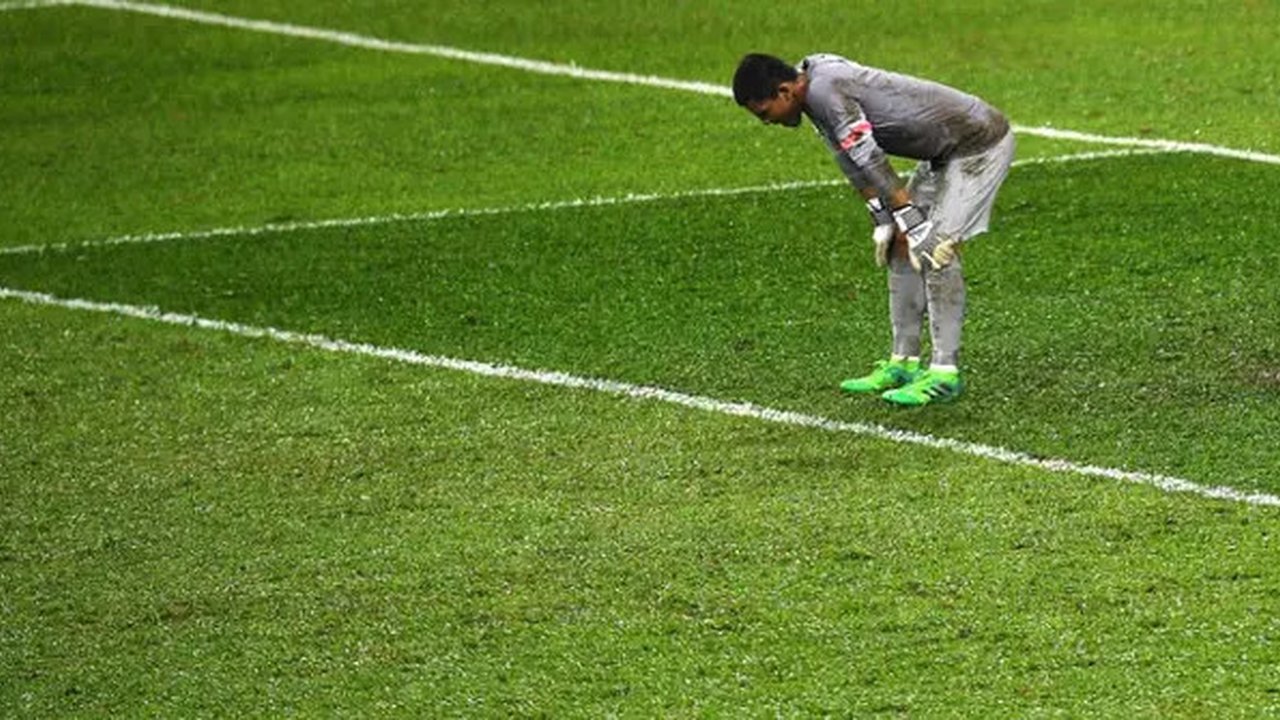 Kiper Timnas Malaysia U-22, Muhammad Haziq Nadzli, yang mencetak gol bunuh diri di final SEA Games 2017. (Bola.com/Dok. AFC)