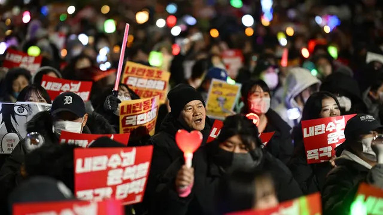 Demonstran di Korea Selatan membawa light stick dalam aksi protes menuntut Presiden Yoon Suk Yeol mundur. (Anthony WALLACE / AFP)