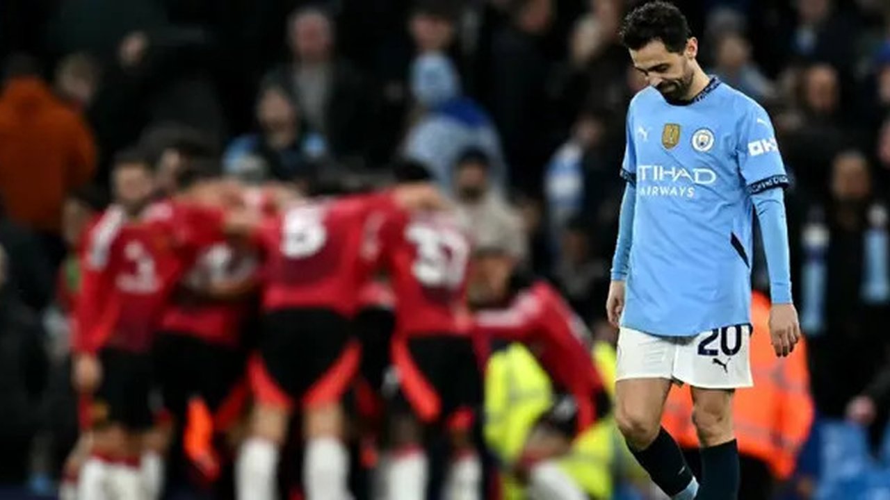 Gelandang Manchester City asal Portugal #20, Bernardo Silva, bereaksi saat gelandang Manchester United asal Pantai Gading #16, Amad Diallo, merayakan gol kedua tim selama pertandingan Liga