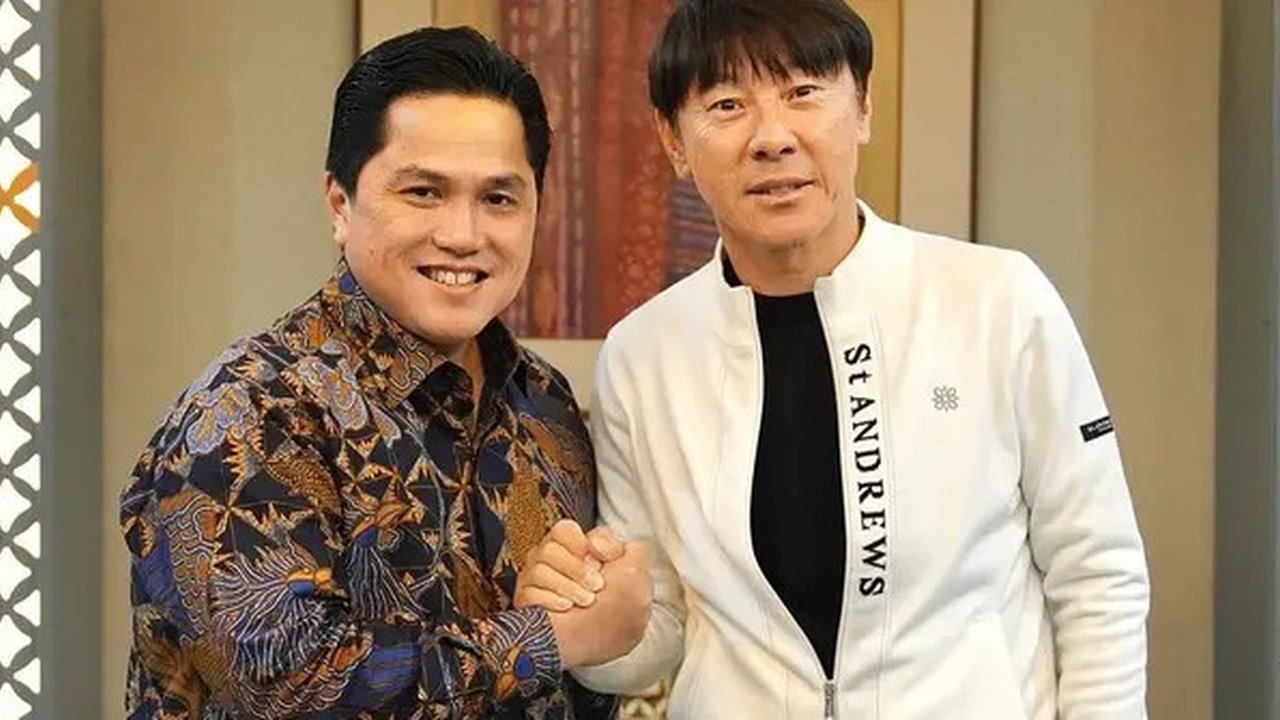 Ketua PSSI, Erick Thohir, bersalaman dengan pelatih Timnas Indonesia, Shin Tae-yong. (Bola.com/Dok.Instagram PSSI).
