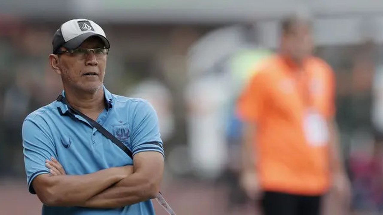 Pelatih PSIS Semarang, Bambang Nurdiansyah, saat melawan Persija Jakarta pada laga Liga 1 di Stadion Patriot, Bekasi, Minggu (15/9). Persija menang 2-1 atas PSIS. (Bola.com/M Iqbal Ichsan)