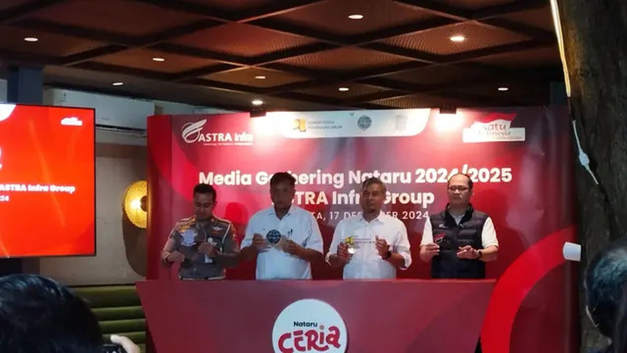 Renaldi selaku ketua gugus tugas Nataru 2024-2025, beserta stakeholder terkait, melakukan simbolis untuk meresmikan kampanye Astra Infra dalam melancarkan momen Nataru. (Rendy Yansah/ Liputan