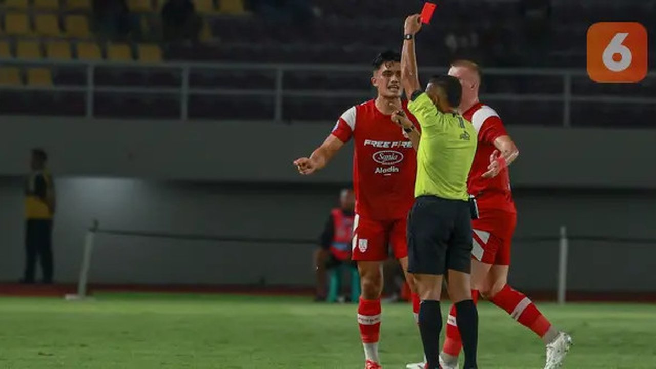 Penyerang Persis Solo, Ramadhan Sananta, harus menerima kartu merah dari wasit Agung Setiyawan yang baru saja meninjau tayangan VAR dalam laga melawan PSBS Biak di Stadion Manahan, Solo, S