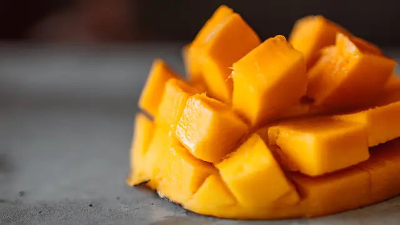 Mangga juga menjadi buah yang kaya akan vitamin sehingga efektif untuk mengurangi kerutan dan membantumu untuk meremajakan kulit. (Foto: Pexels.com/ROMAN ODINTSOV)