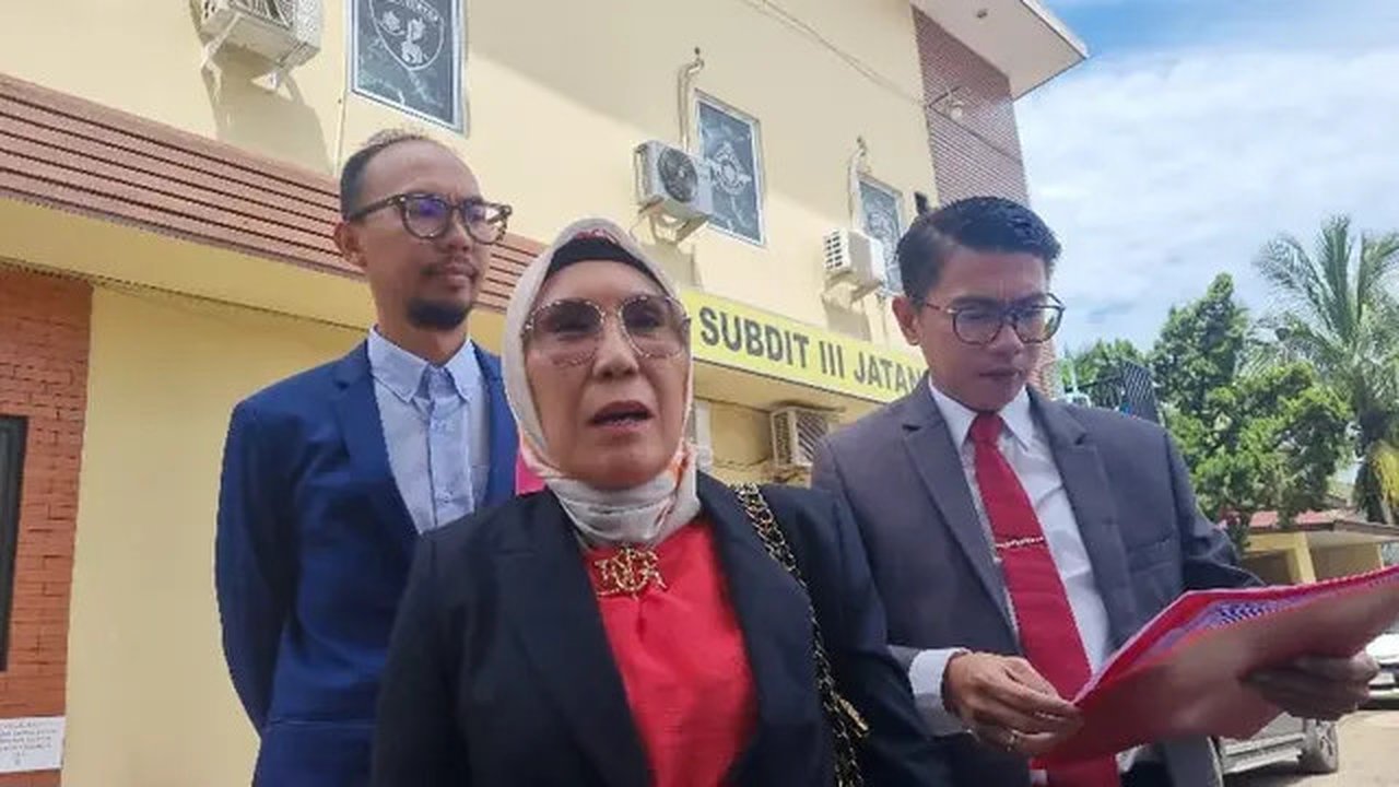 Titis Rachmawati, Tim kuasa hukum tersangka Datuk dan saksi Sri Meilani dan Lady Aurellia Pramesti dalam kasus penganiayaan dokter koas Unsri di Palembang Sumsel (Liputan6.com / Nefri Inge)