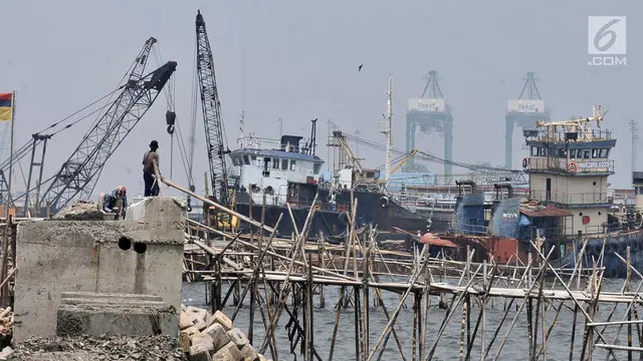 Suasana proyek pembangunan tanggul laut raksasa atau giant sea wall di Cilincing, Jakarta, Kamis (15/3). Tahap pertama proyek yang dimulai sejak Oktober 2014 ini diperkirakan rampung pada 202