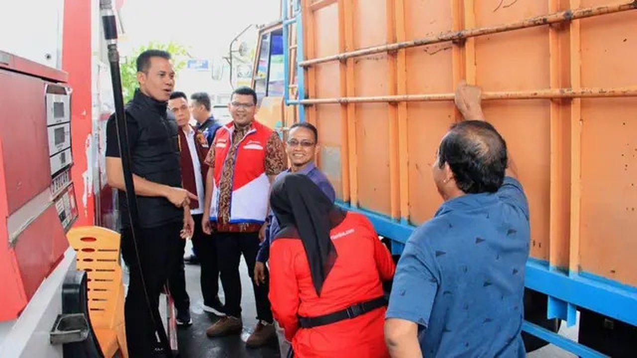 Personel Direktorat Reserse Kriminal Khusus Polda Riau mengecek SPBU yang terjadi kelangkaan solar. (Liputan6.com/M Syukur)