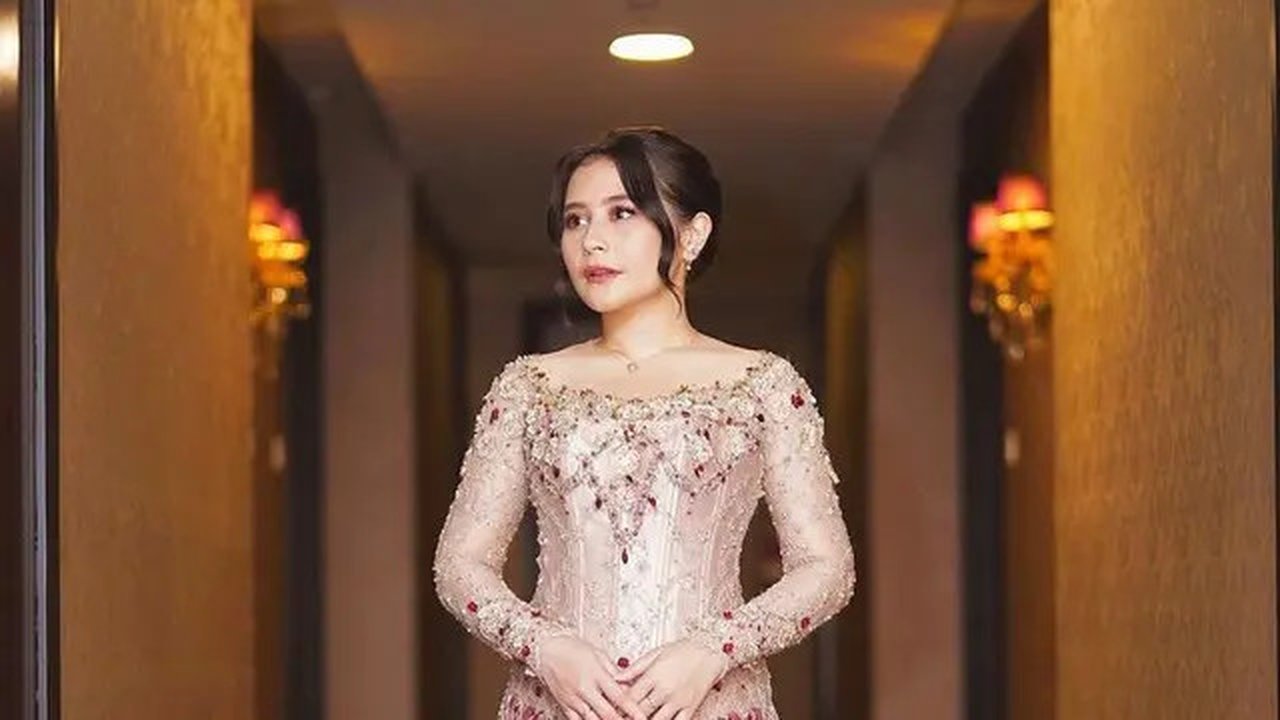 Perpaduan kebaya payet warna nude dan rok batik merah ini begitu menawan. Aksen side slit makin menambah kesan modern! (Instagram/prillylatuconsina96)