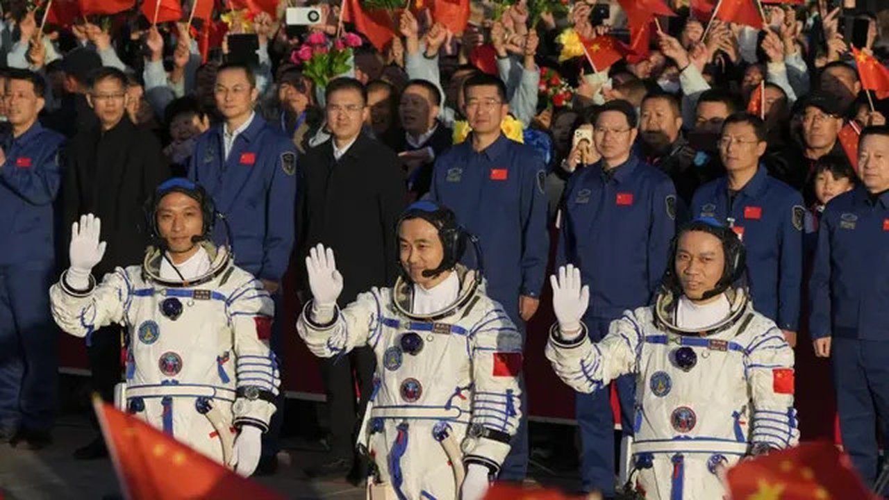 Trio astronot muda China: Jiang Xinlin, Tang Hongbo, dan Tang Shengjie. Dok: AP Photo/Andy Wong