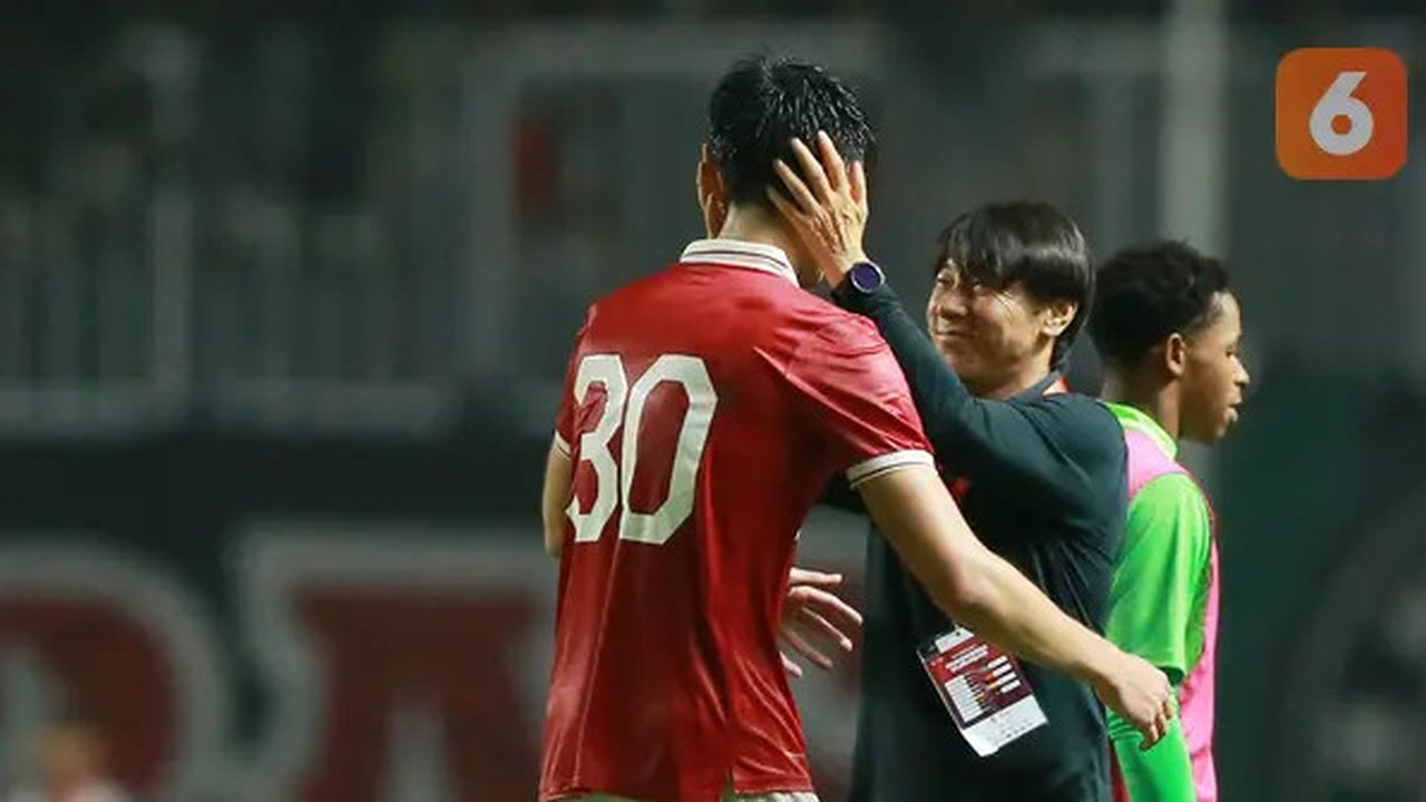 Pelatih kepala Timnas Indonesia, Shin Tae-yong memegang kepala pemain Timnas Indonesia, Elkan Baggott usai laga FIFA Match Day antara Timnas Indonesia melawan Timnas Curacao di Stadio