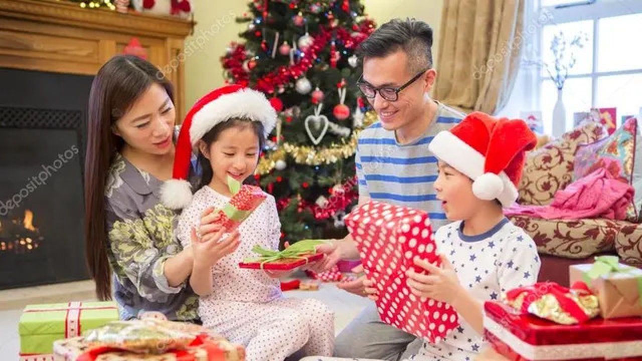 Ilustrasi keluarga bahagia merayakan natal.  (DGLimages/depositphotos)