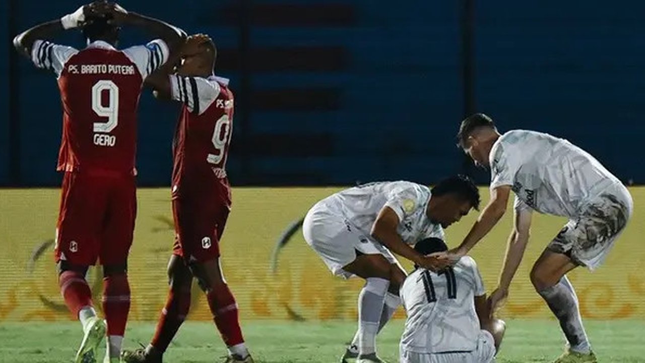 Gelandang Persib Bandung, Dedi Kusnandar, mengalami patah kaki. (Bola.com/Dok.Persib Bandung).