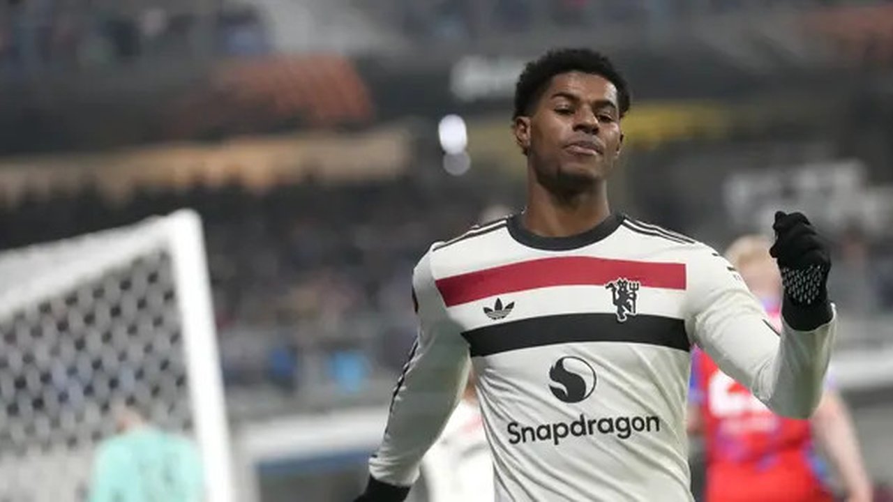 Marcus Rashford dari Manchester United bereaksi saat pertandingan sepak bola Liga Europa antara Viktoria Plzen dan Manchester United di Doosan Arena di Plzen, Republik Ceko, Kamis, 12 Desembe