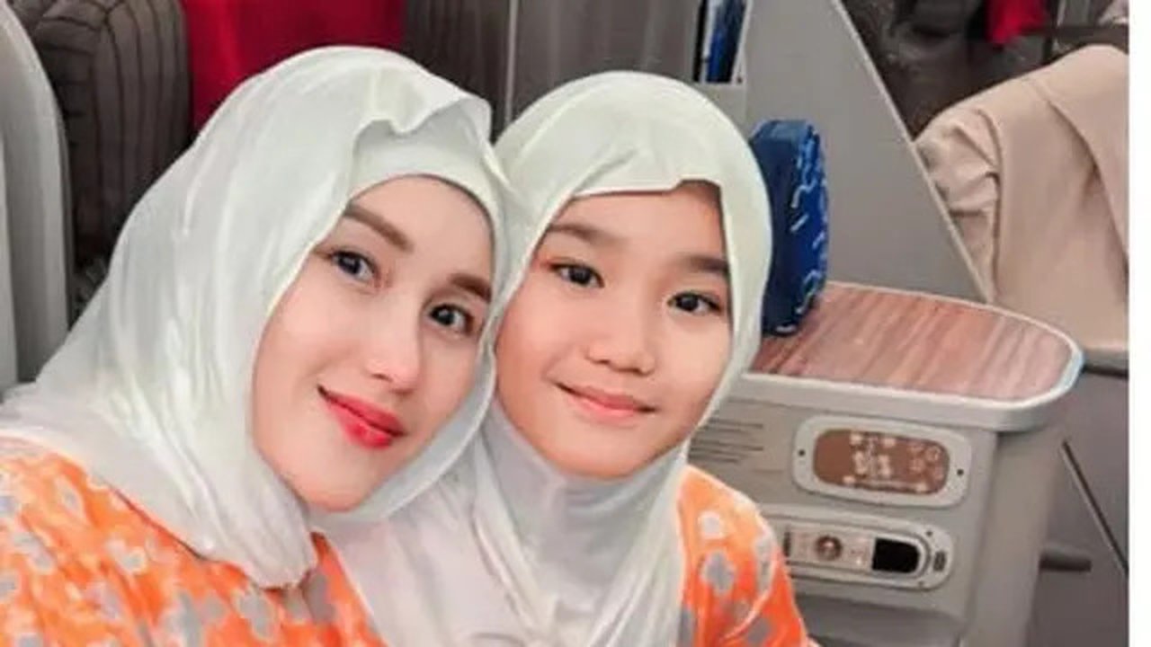 Ayu mengenakan atasan tunik orange bercorak dipadukan rok bawahan putih serasi dengan kerudung shimmernya. Ia mengenakan sandal Hermes model oran dengan leather metallic pada icon H nya sehar