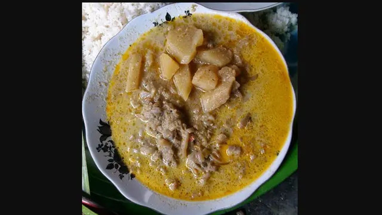 Ares Kedebong, makanan khas Suku Sasak yang terbuat dari batang pohon pisang (Foto: ojilombok.wordpress.com)