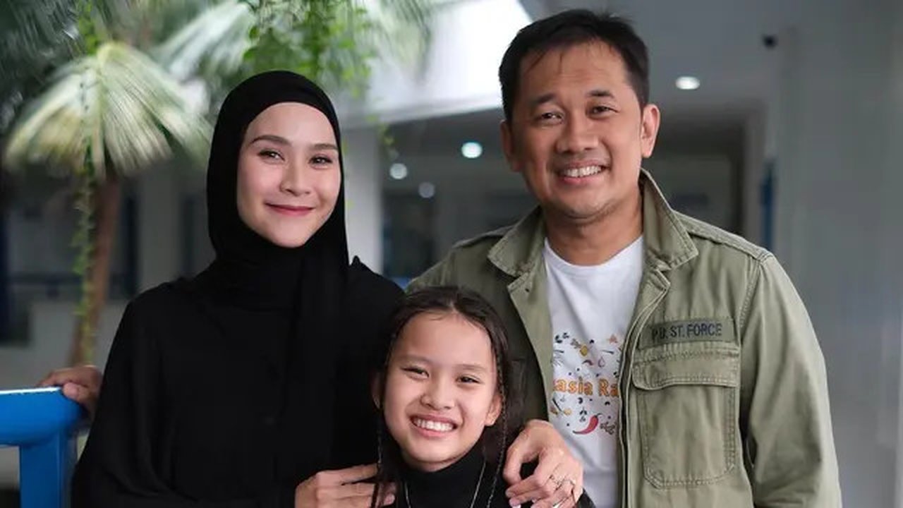 Hanung Bramantyo dan Zaskia Adya Mecca dampingi putrinya, Kala Madali Bramantyo wisuda. [Foto: Instagram/zaskiadyamecca]