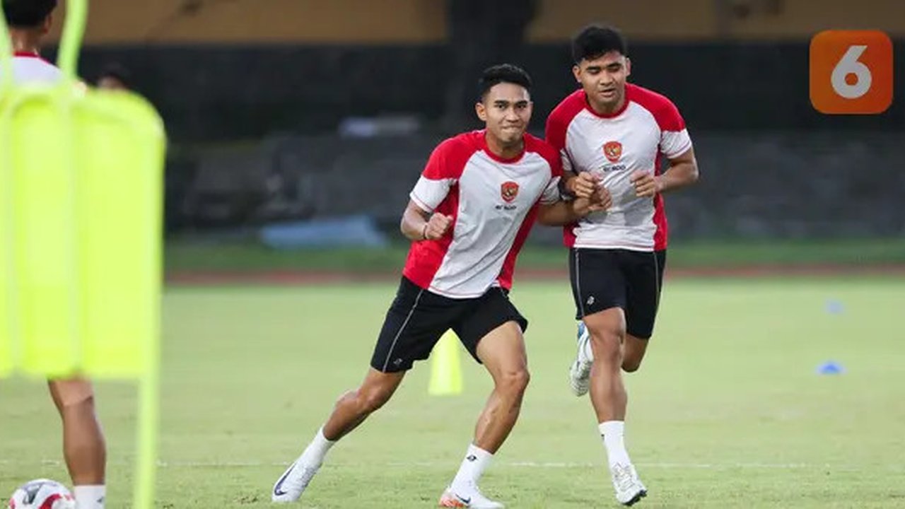 Pemain Timnas Indonesia, Marselino Ferdinan (kiri) dan Asnawi Mangkualam melakukan latihan resmi jelang laga terakhir Grup B Piala AFF 2024 melawan Filipina di Stadion Sriwedari, Solo, Jawa T