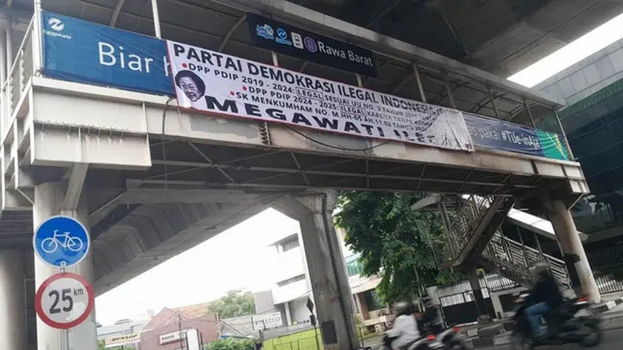 Pihak DPP PDI Perjuangan (PDIP) mempermasalahkan beredarnya spanduk-spanduk bernada negatif bermunculan jelang kongres partai yang akan digelar tahun depan. (Foto: Tim News)