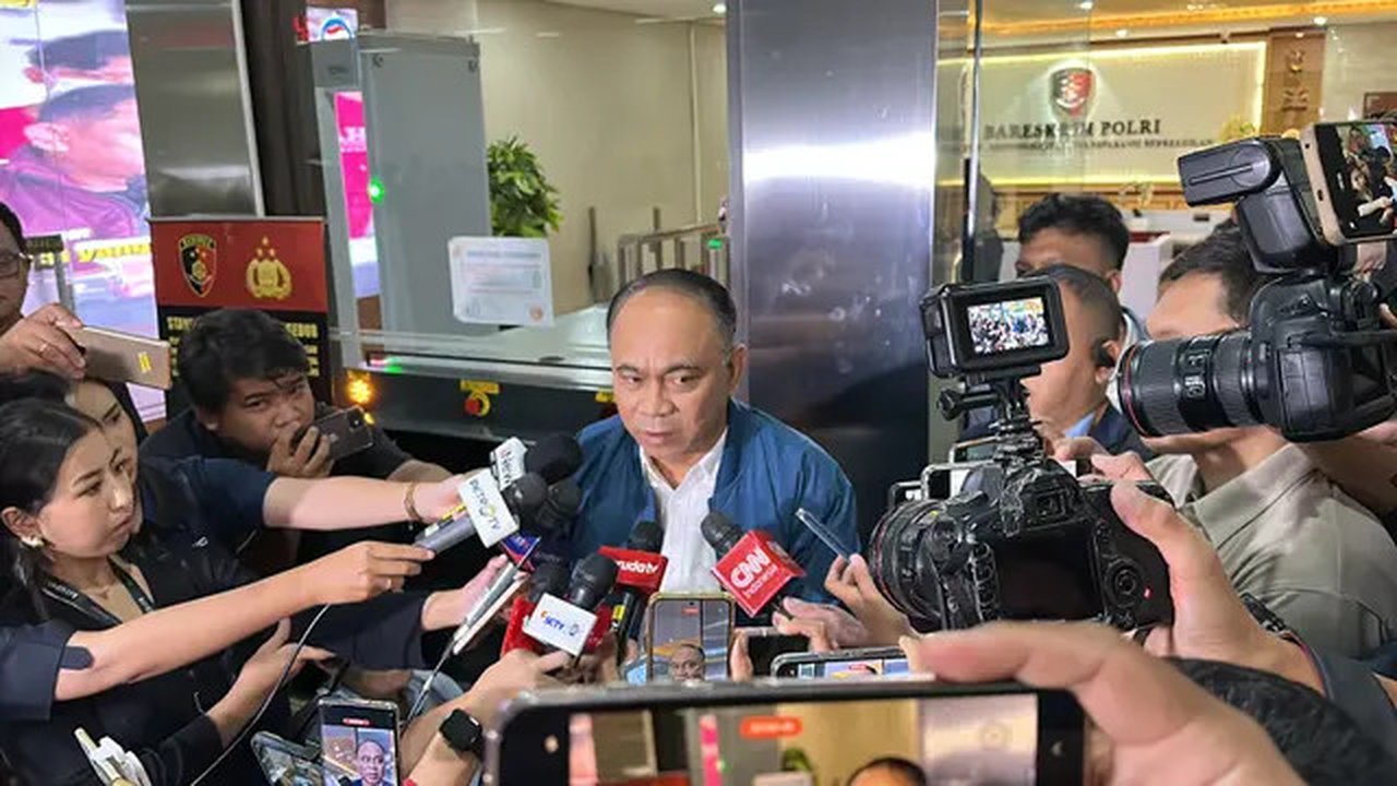 Menteri Koperasi Budi Arie Setiadi menjalani pemeriksaan di Bareskrim Polri, Jakarta Selatan, Kamis (19/12/2024). Ketua Umum Projo itu diperiksa terkait kasus judi online di Kementerian Ko