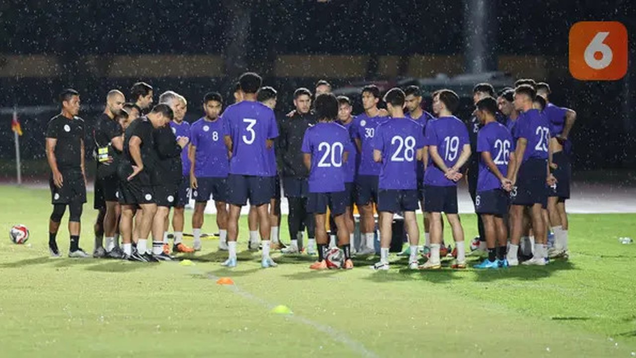 Pemain Filipina melakukan briefing sebelum latihan jelang laga terakhir Grup B Piala AFF 2024 melawan Timnas Indonesia di Stadion Sriwedari, Solo, Jawa Tengah, Jumat (20/12/2024). (Bola.com/A