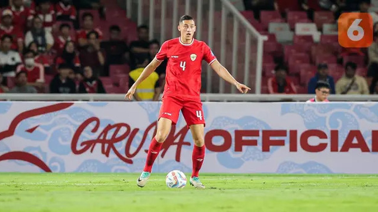 Bek Timnas Indonesia, Jay Idzes menguasai bola saat menghadapi Vietnam pada laga Grup F kualifikasi Piala Dunia 2026 Zona Asia di Stadion Utama Gelora Bung Karno (SUGBK), Senayan, Jakarta,