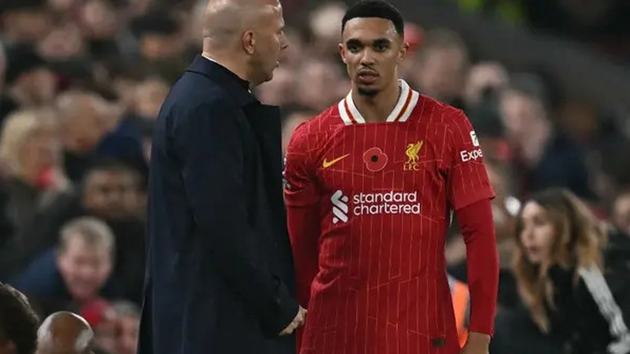 Manajer Liverpool, Arne Slot, dan Trent Alexander-Arnold dalam duel kontra Aston Villa pada laga pekan ke-11 Premier League di Stadion Anfield, Minggu (10/11/2024) dini hari WIB. Pada