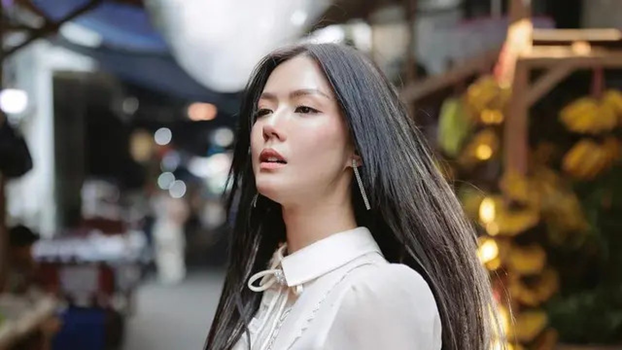 Tampil mengenakan gaun sendiri, Nita Gunawan sukses jadi sorotan masyarakat di pasar yang lalu lalang saat ia melakukan pemotretan. (Liputan6.com/IG/@nitagunawan09)